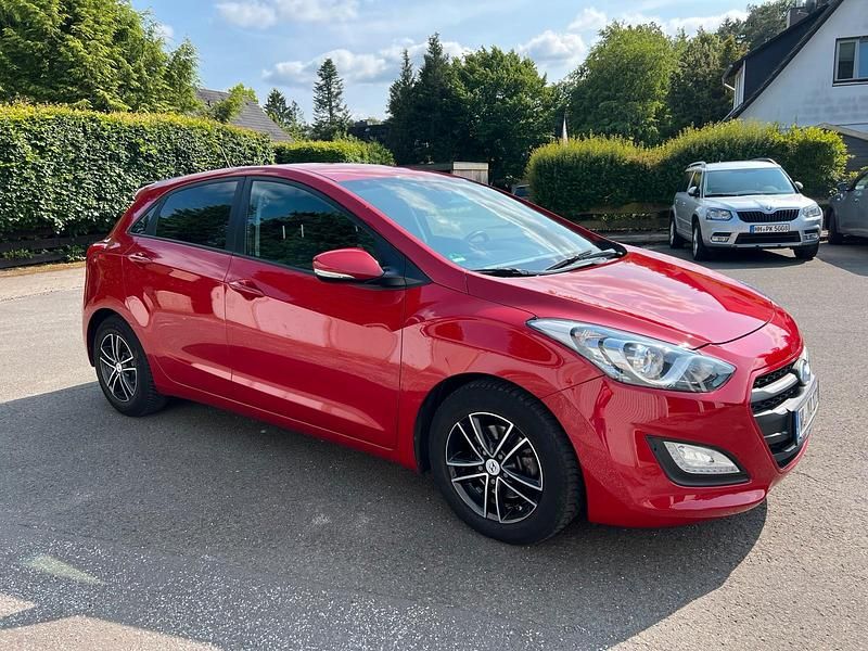 Rot Gebraucht 2016 Hyundai i30 Classic Limousine | 7.700 € (Guter Preis) - Bild 1/4