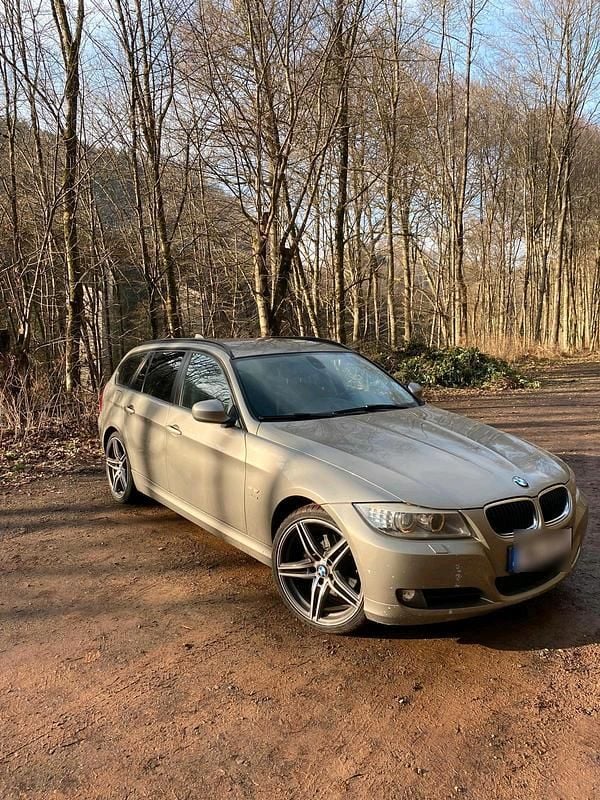 Gebraucht BMW 320 184 PS (135 kW) 2011 Gold Kombi