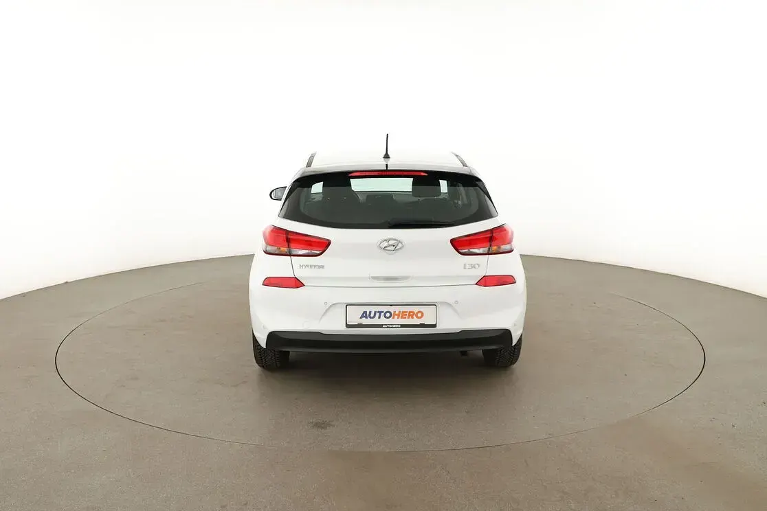 Gebraucht Hyundai i30 Select 99 PS (72 kW) 2019 Weiß Limousine