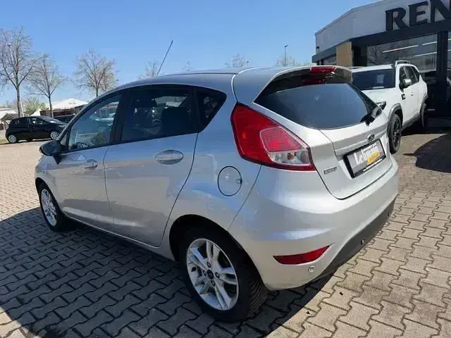 Gebraucht Ford Fiesta Celebration 101 PS (74 kW) 2016 Silber Limousine