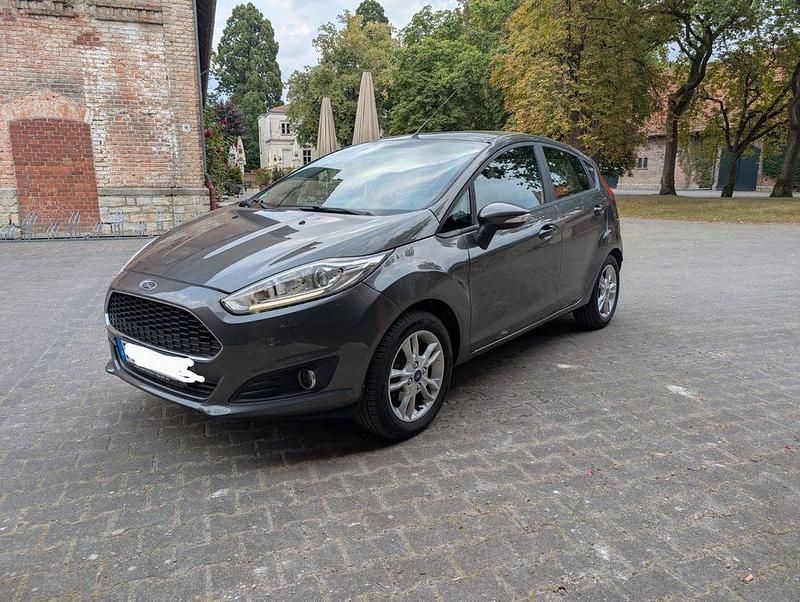 Grau Gebraucht 2016 Ford Fiesta Celebration Kleinwagen | 5.100 € (Fairer Preis) - Bild 1/4