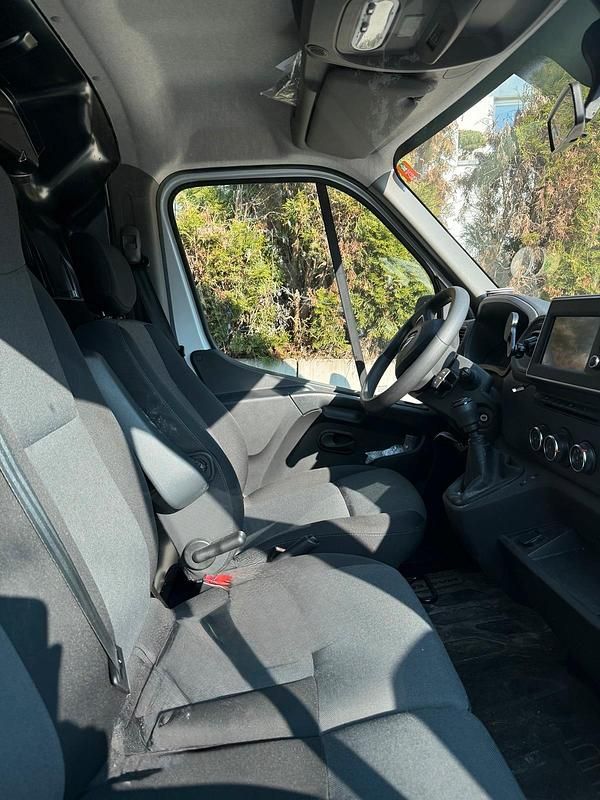 Second-hand Renault Master 135 CP (99 kW) 2023 Alb Monovolum