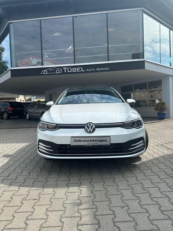 Weiß Gebraucht 2022 VW Golf VIII Active Limousine | 22.990 € (Fairer Preis) - Bild 1/4