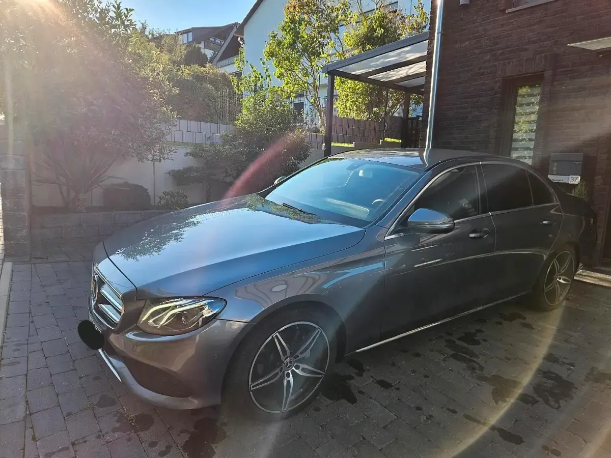 Gebraucht Mercedes E220 Avantgarde 194 PS (142 kW) 2019 Grau Limousine