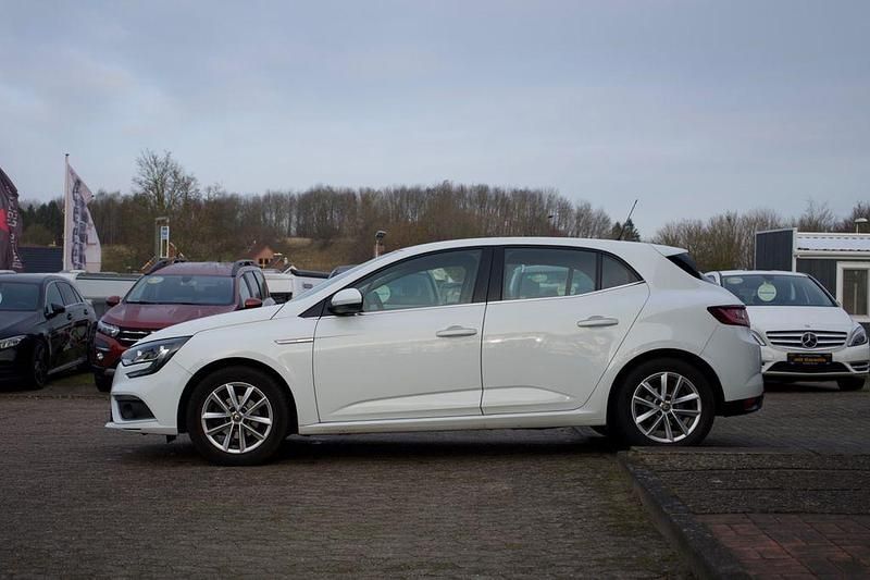 Gebraucht Renault Mégane IV Intens 101 PS (74 kW) 2017 Weiß Limousine