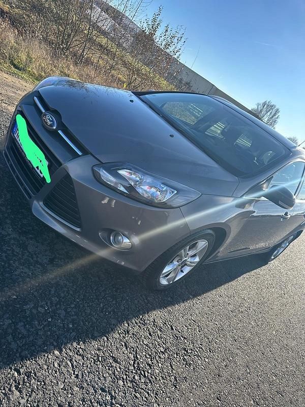 Gebraucht Ford Focus 125 PS (91 kW) 2012 Grau Kombi