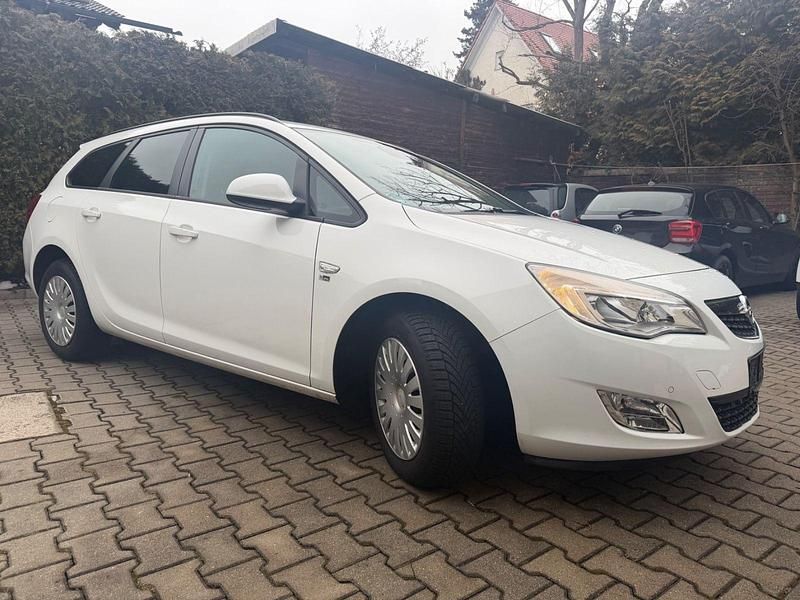 Gebraucht Opel Astra Edition 140 PS (102 kW) 2012 Weiß Kombi