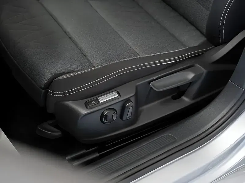Gebraucht VW Passat 218 PS (160 kW) 2023 Silber Kombi