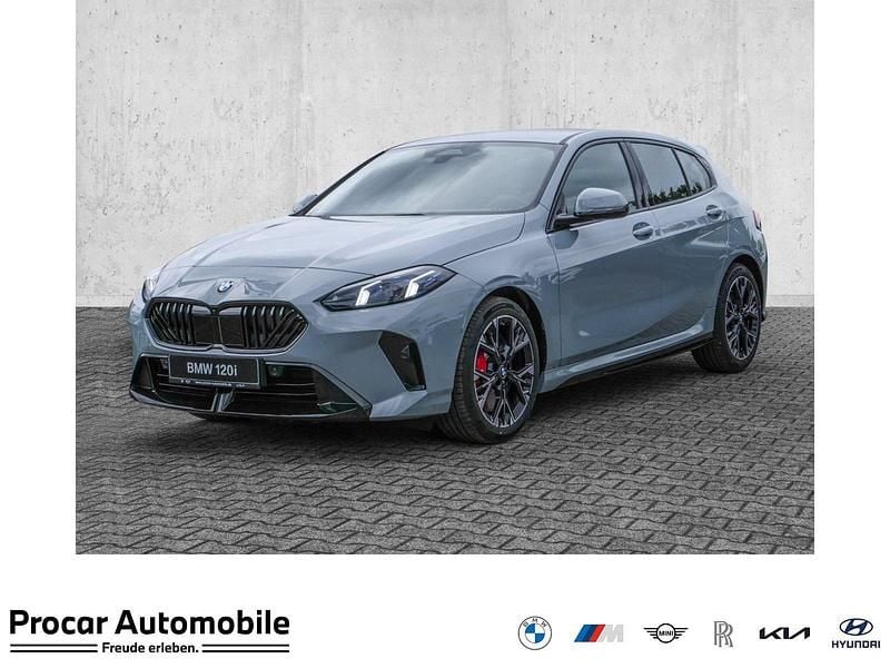 Fire red metallic Neu 2025 BMW 120 M Sport Kleinwagen | 39.799 € (Fairer Preis) - Bild 1/4