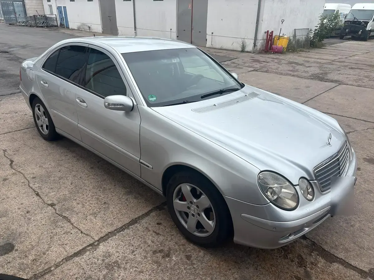 Gebraucht Mercedes E270 177 PS (130 kW) 2002 Silber Limousine