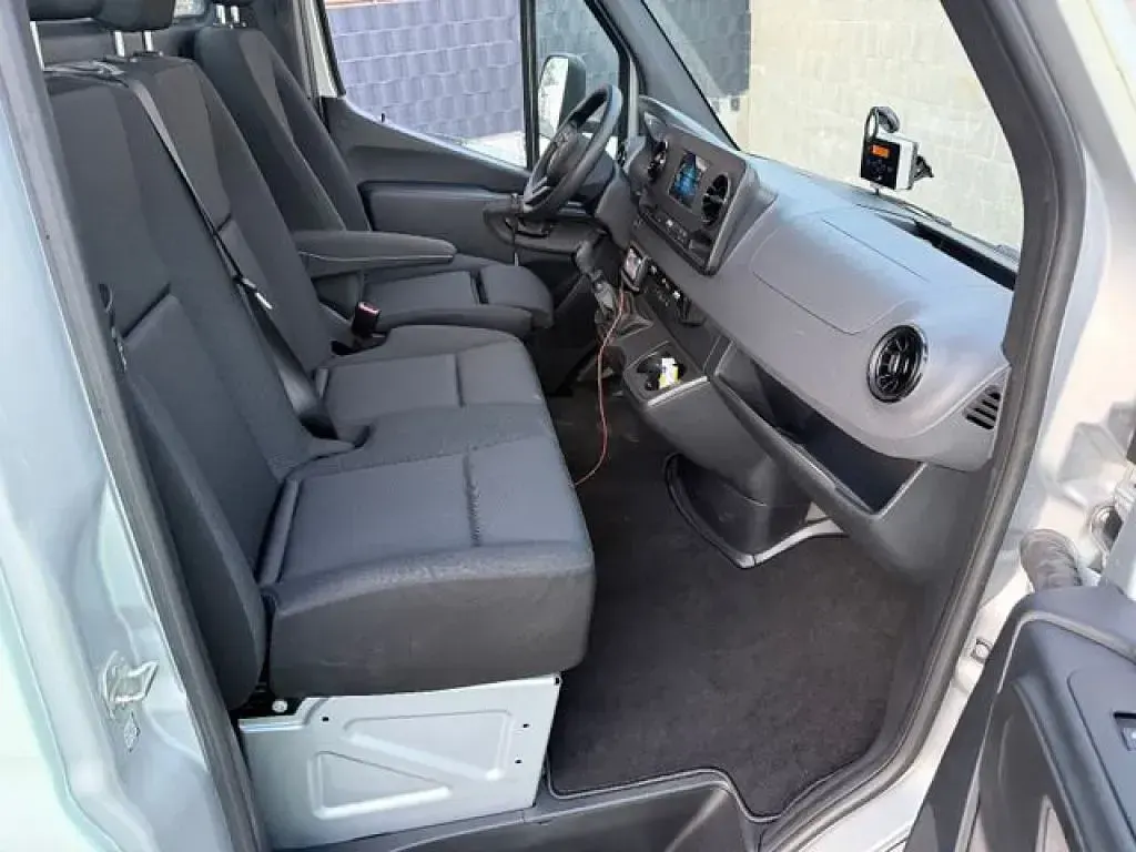 Używany Mercedes Sprinter 163 KM (119 kW) 2021 Srebrny Van