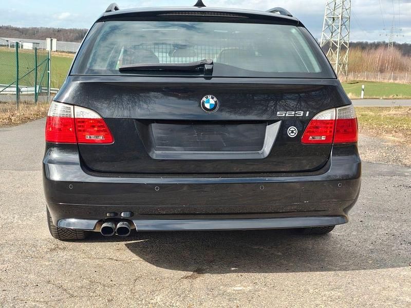 Gebraucht BMW 523 Advantage 190 PS (139 kW) 2009 Schwarz Kombi