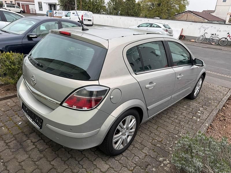 Używany Opel Astra 105 KM (77 kW) 2007 Szary Sedan/Limuzyna