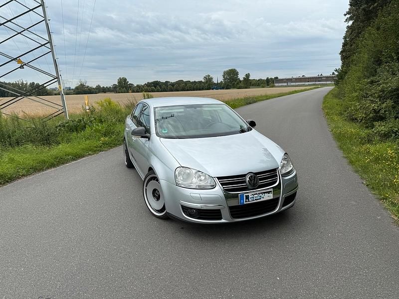 Silber Gebraucht 2005 VW Golf V Comfortline Limousine | 6.799 € - Bild 1/4