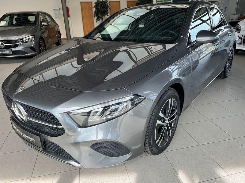 Grau Gebraucht 2023 Mercedes A200 Advanced Plus Limousine | 30.450 € (Fairer Preis) - Bild 1/4