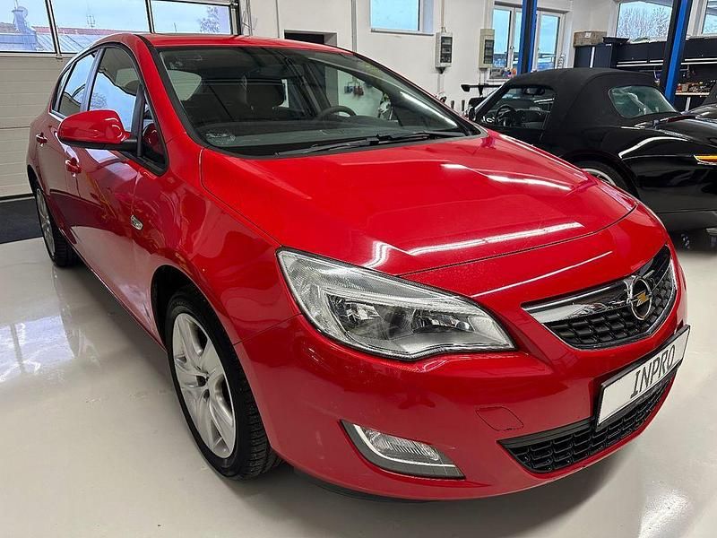 Gebraucht Opel Astra Edition 101 PS (74 kW) 2010 Rot Limousine