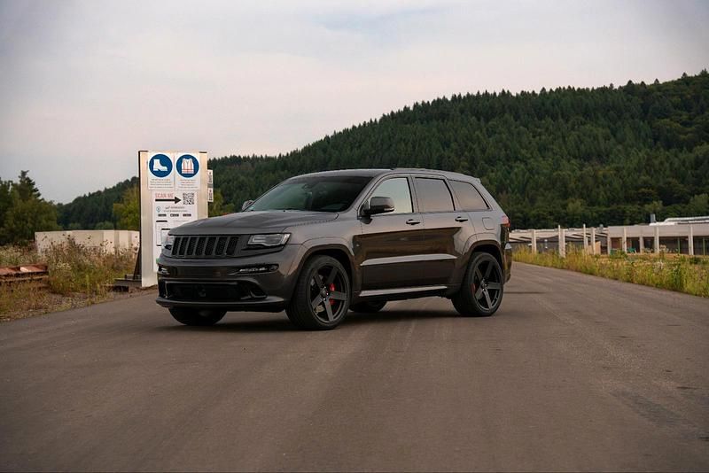 Grau Gebraucht 2015 Jeep Grand Cherokee SRT8 SUV | 34.980 € (Teuer) - Bild 1/4