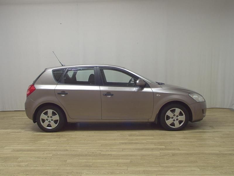Pewter silver metallic Gebraucht 2009 Kia Ceed Limousine | 1.490 € (Superpreis) - Bild 1/4
