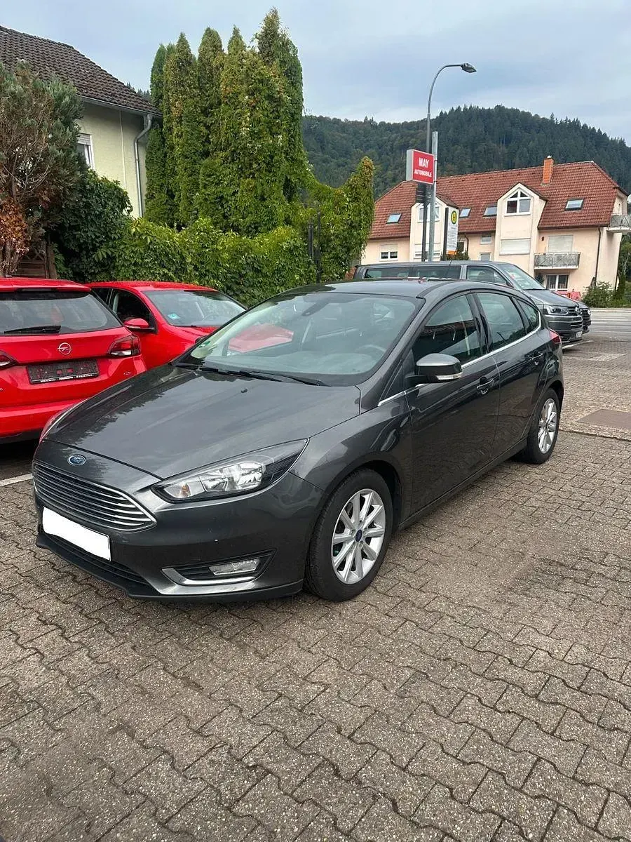 Gebraucht Ford Focus Titanium 120 PS (88 kW) 2015 Grau Kleinwagen