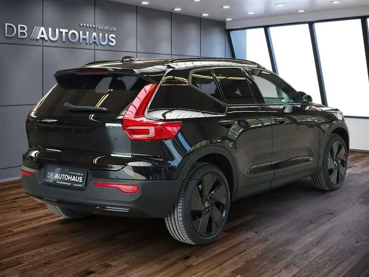 Używany Volvo EX40 Ultra 185 kW (252 KM) 2025 Czarny SUV