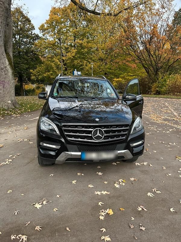 Schwarz Gebraucht 2012 Mercedes ML250 SUV | 17.900 € (Fairer Preis) - Bild 1/4