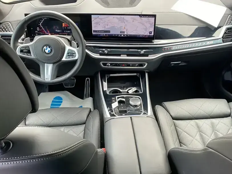 Gebraucht BMW X5 M Sport 298 PS (219 kW) 2024 Black sapphire metallic SUV