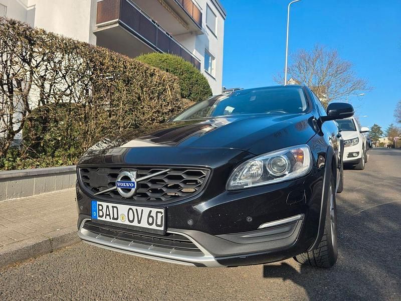 Gebraucht Volvo V60 CC Momentum 150 PS (110 kW) 2017 Schwarz Kombi