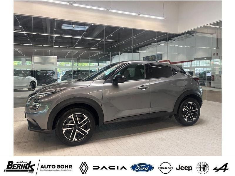 Dark grey metallic (kadg) Gebraucht 2024 Nissan Juke N-Connecta SUV | 20.480 € (Fairer Preis) - Bild 1/4