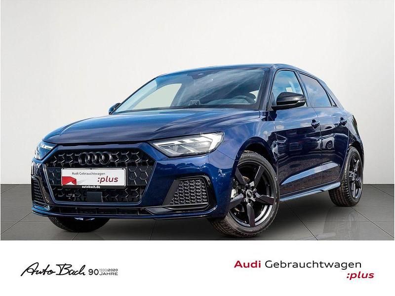 Blau (navarrablau metallic/mythosschwarz metallic) Gebraucht 2025 Audi A1 Sportback Advanced Plus Kleinwagen | 28.840 € (Etwas zu teuer) - Bild 1/4