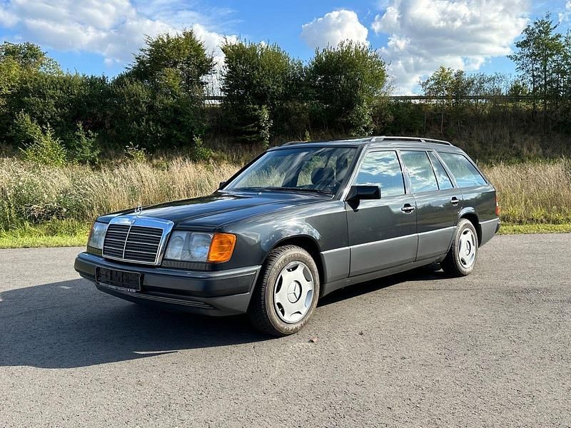 Schwarz Gebraucht 1990 Mercedes E230 Kombi | 16.950 € - Bild 1/4