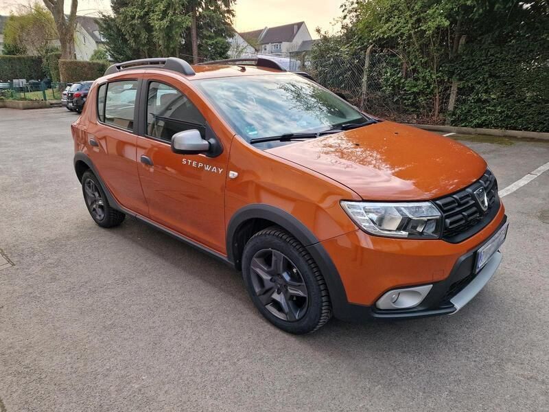 Orange Gebraucht 2018 Dacia Sandero Celebration Kleinwagen | 6.500 € (Fairer Preis) - Bild 1/4