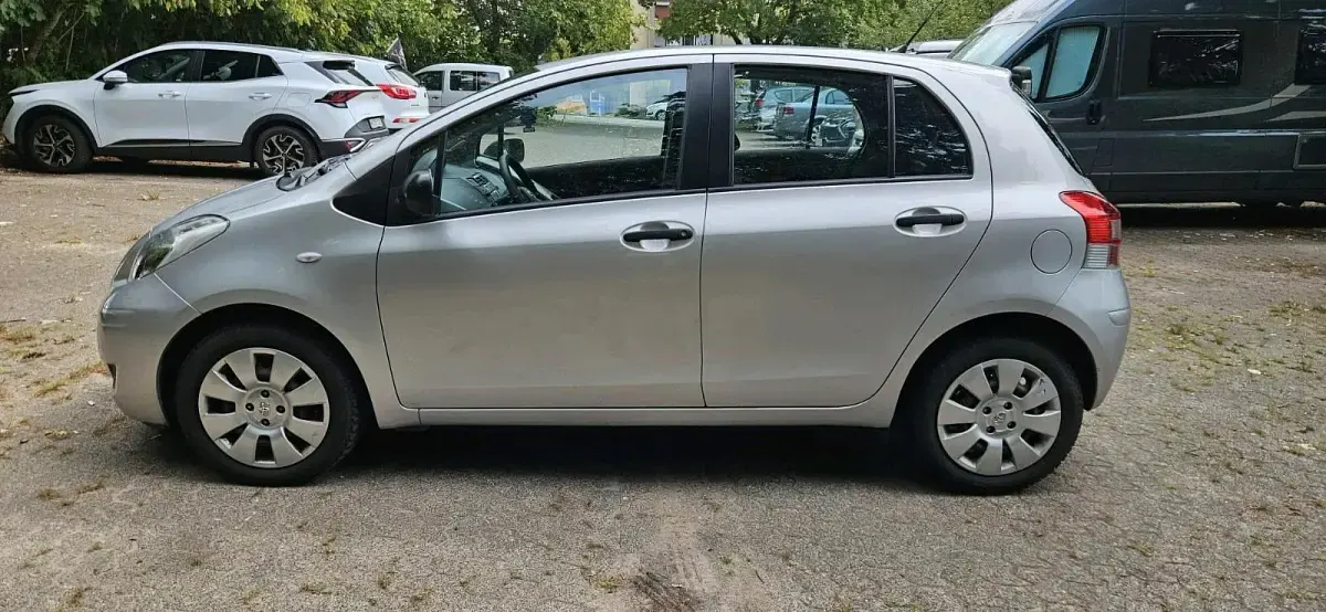 Gebraucht Toyota Yaris 99 PS (72 kW) 2011 Silber Kleinwagen