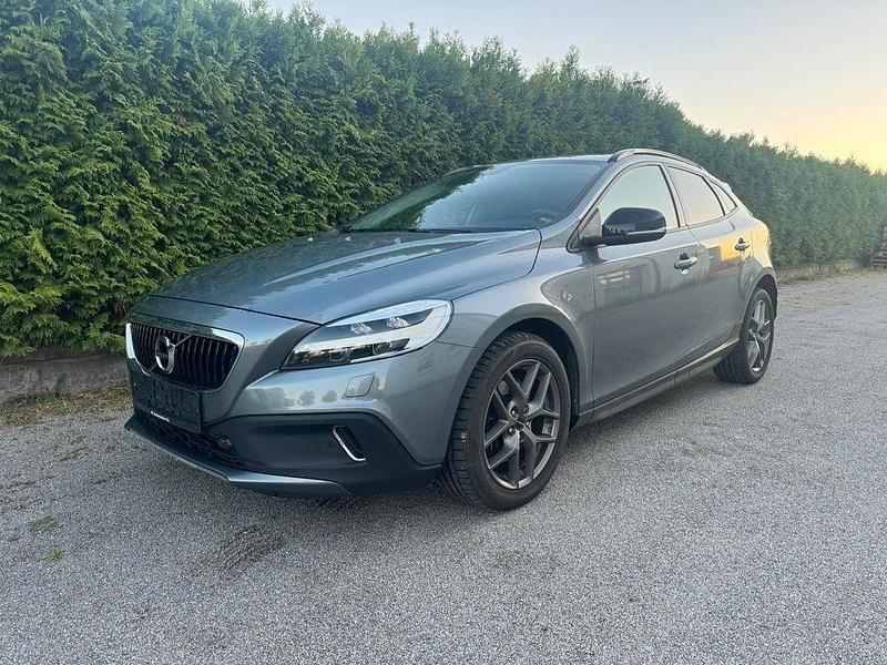 Grau Gebraucht 2017 Volvo V40 CC Plus Kombi | 15.400 € (Fairer Preis) - Bild 1/4