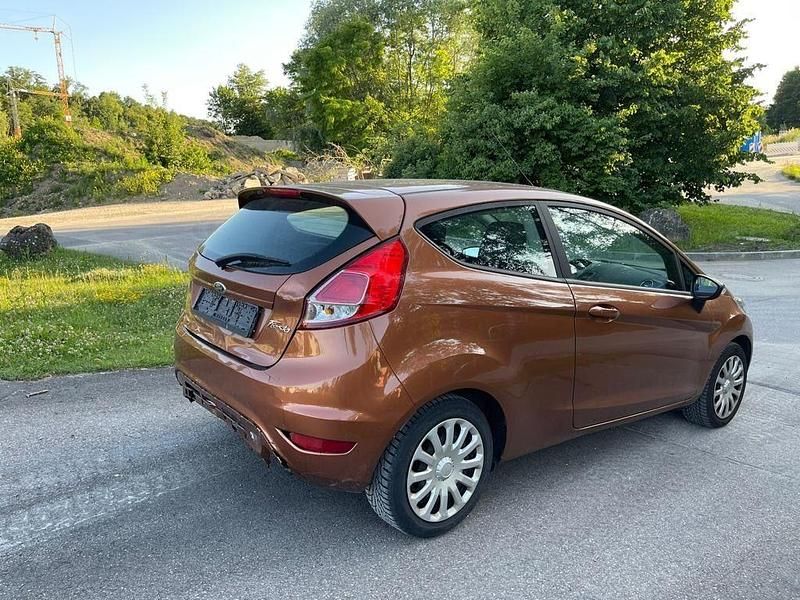 Gebraucht Ford Fiesta Trend 82 PS (60 kW) 2015 Braun Kleinwagen