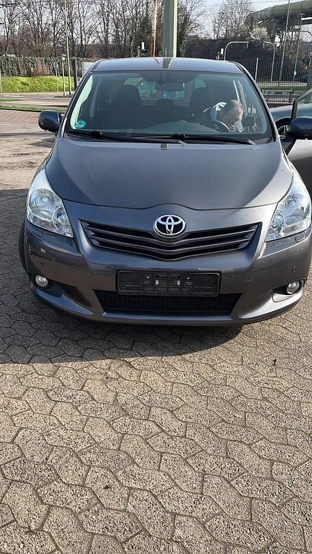 Gebraucht Toyota Verso 176 PS (129 kW) 2011 Grau Van / Kleinbus