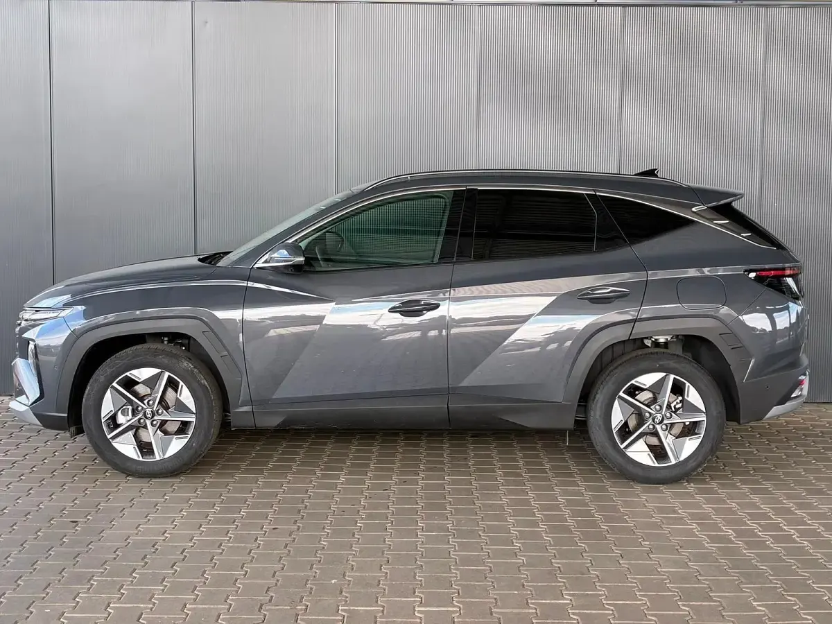 Neu Hyundai Tucson Comfort 160 PS (117 kW) 2025 Ecotronic gray / dach schwarz SUV