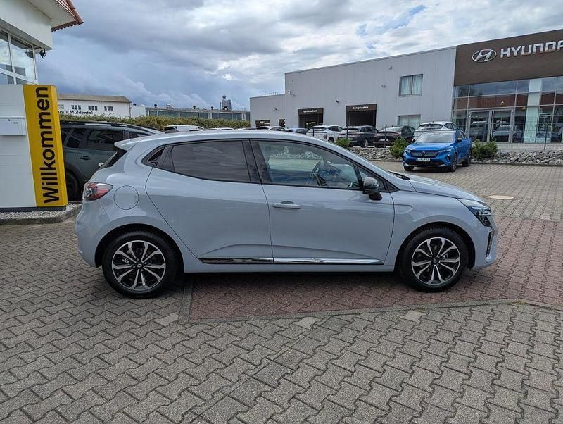 Neu Renault Clio V Techno 91 PS (66 kW) 2025 Grau Limousine