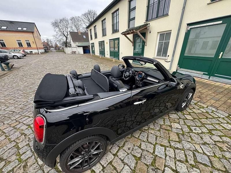 Gebraucht Mini Cooper Cabriolet 136 PS (100 kW) 2019 Midnight black metallic Cabrio