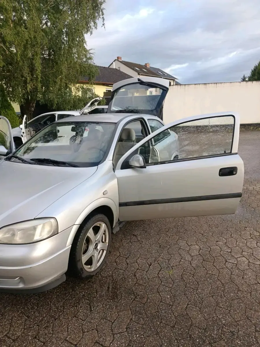Gebraucht Opel Astra 101 PS (74 kW) 1999 Silber Limousine