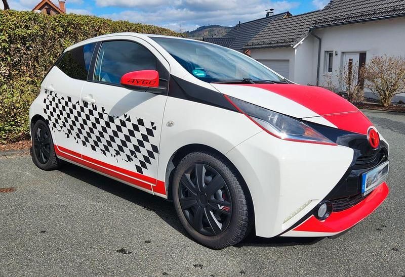 Gebraucht Toyota Aygo 69 PS (50 kW) 2016 Weiß Kleinwagen