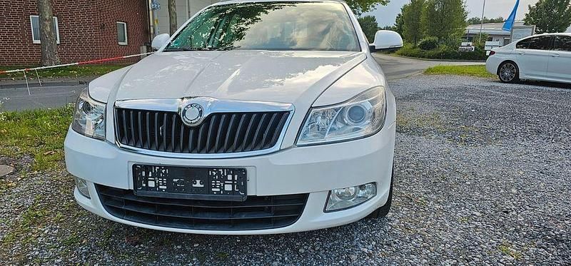 Weiß Gebraucht 2011 Skoda Octavia Ambiente Kombi | 4.000 € (Teuer) - Bild 1/4