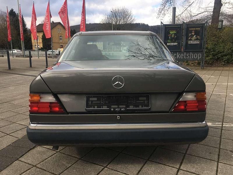 Gebraucht Mercedes E230 Sportline 132 PS (97 kW) 1989 Anthrazitgraumet Limousine