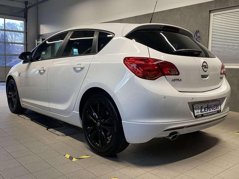 Gebraucht Opel Astra Color Edition 140 PS (102 kW) 2013 Schneeweiss/summitwhite/arctic Limousine