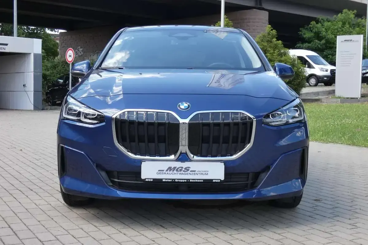 Gebraucht BMW 218 Active Tourer Performance 136 PS (100 kW) 2025 Night dusk blue Van / Kleinbus