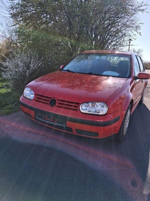 Second-hand VW Golf IV 101 CP (74 kW) 2002 Roșu Berlinǎ