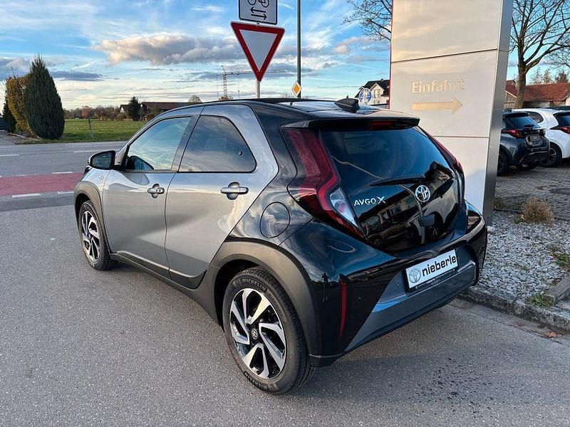 Neu Toyota Aygo X 72 PS (52 kW) 2025 Grau SUV
