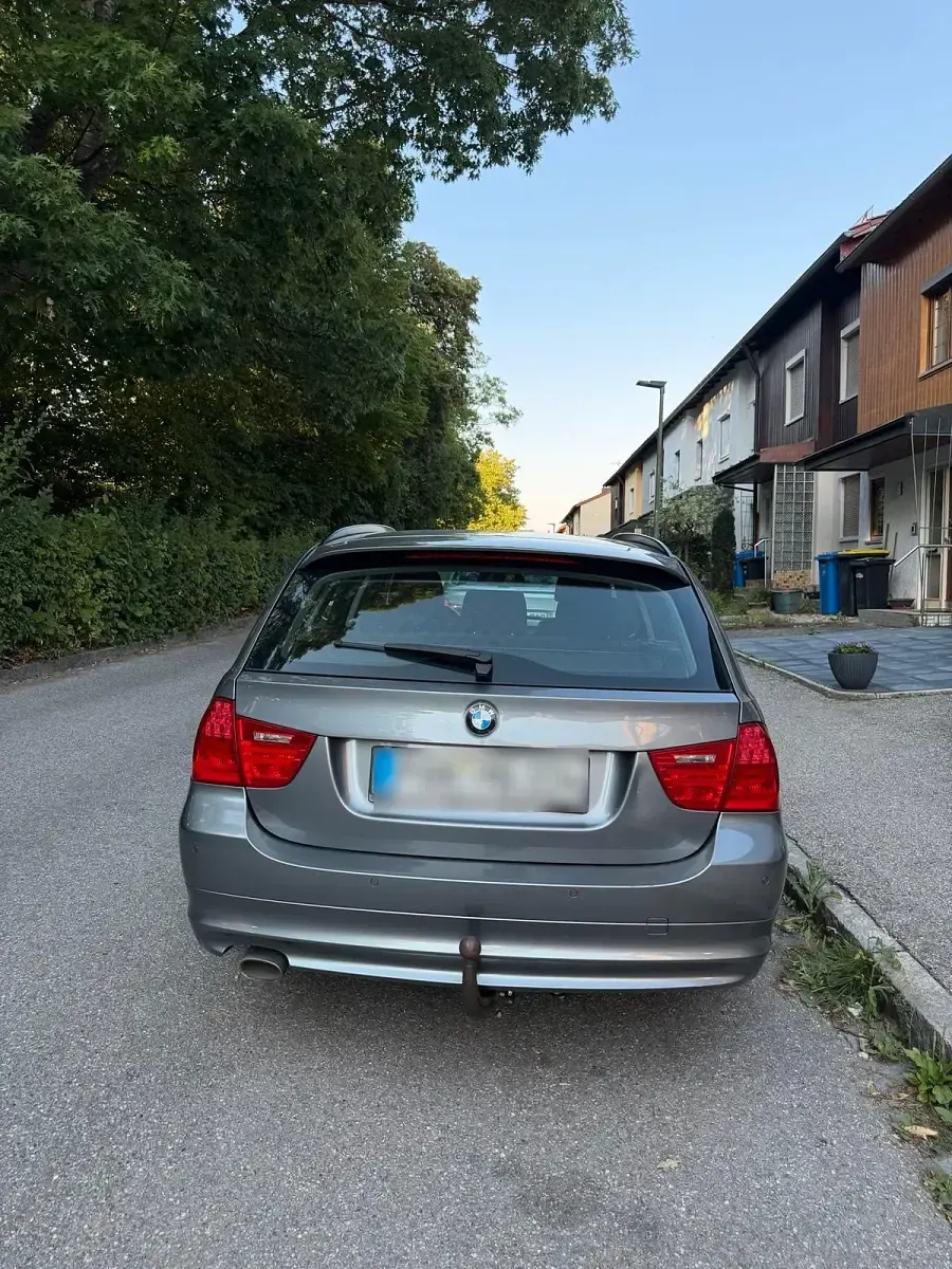 Gebraucht BMW 318 143 PS (105 kW) 2012 Grau Kombi