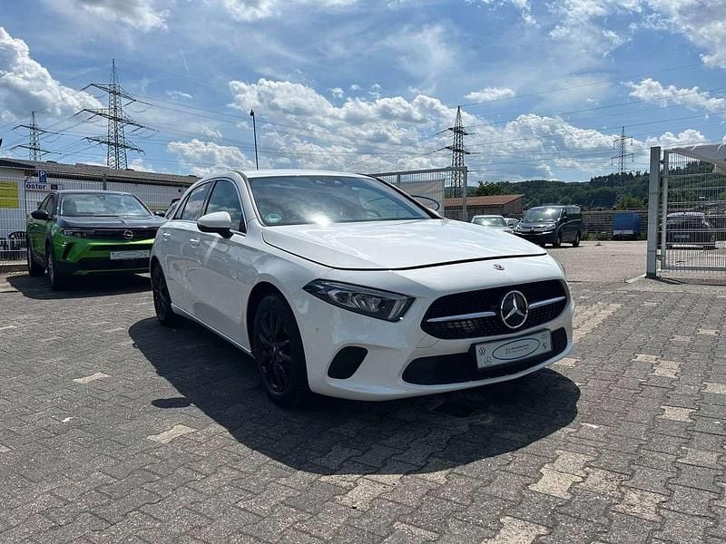 Polarweiss unilack Gebraucht 2021 Mercedes A180 Kleinwagen | 19.400 € (Guter Preis) - Bild 1/4