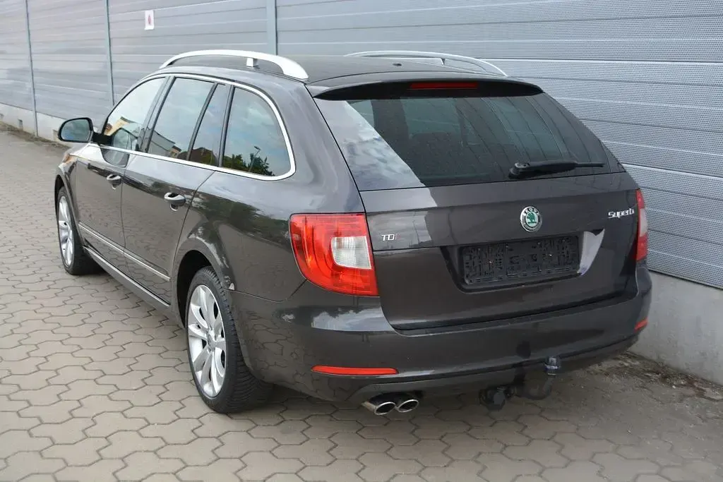 Gebraucht Skoda Superb Elegance 140 PS (102 kW) 2011 Braun Kombi