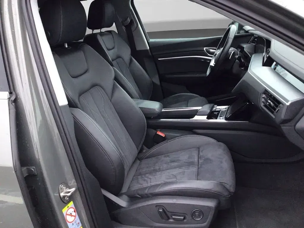 Second-hand Audi Q8 e-tron Advanced 250 kW (340 CP) 2023 Gri SUV
